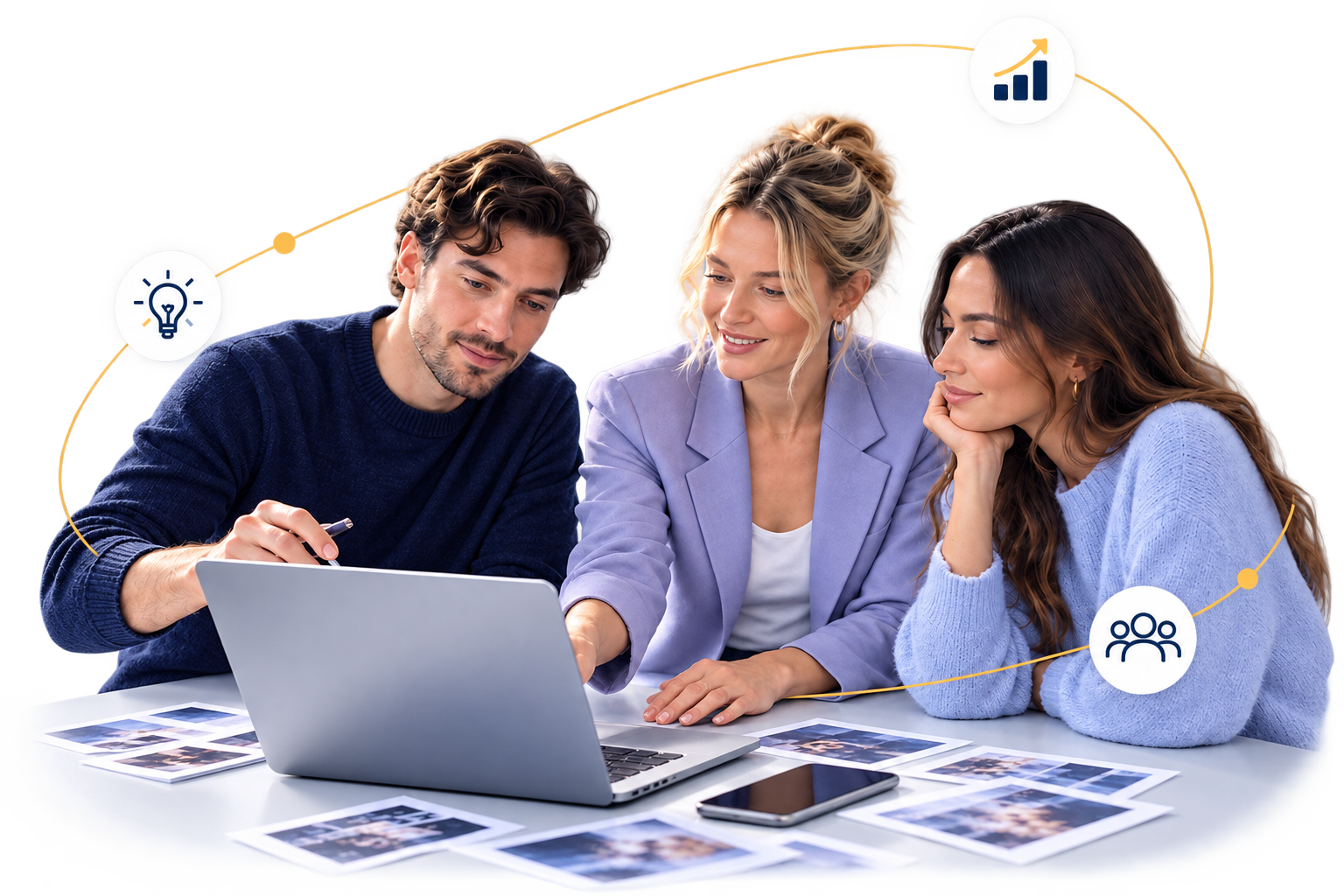 Team entwickelt gemeinsam Ideen am Laptop